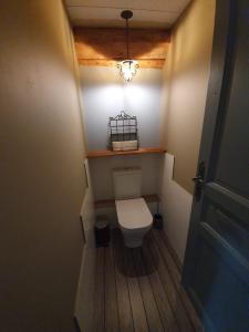 a small bathroom with a toilet in a room at La fontaine des amis in Gap