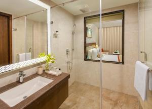 Bagno di Sobit Sarovar Portico