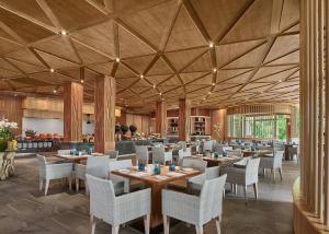 Restaurace v ubytování Splash Beach Resort, Maikhao Phuket - SHA Extra Plus