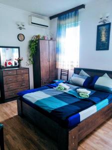1 dormitorio con 1 cama grande y vestidor en Guest House Marina, en Tiflis