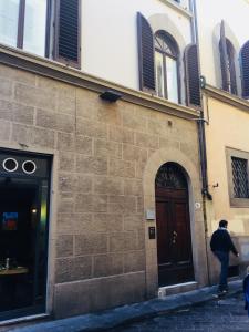 un hombre parado frente a un edificio con una puerta en Eden Loft Firenze, en Florencia