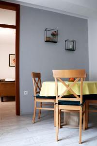 uma sala de jantar com uma mesa e uma cadeira em Apartman Ana em Skradin