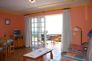 a living room with an open door to a patio at Complejo Solymar in Puerto Naos