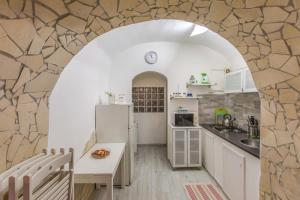 カターニアにあるCasa Ceramiのキッチン(白い冷蔵庫付きのアーチ型のアーチ型の冷蔵庫付)