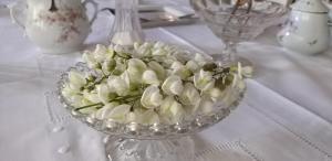 サン・ジョルジュ・シュル・シェールにあるLe Clos de la Chesneraieの白い花をテーブルに置いたガラス鉢