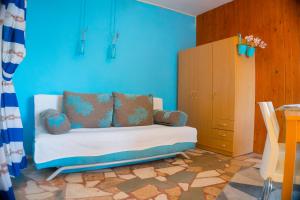 a blue room with a couch and a cabinet at VIScovery apartments in Vis
