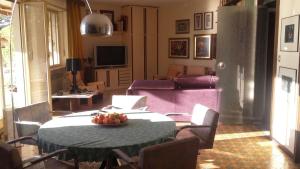 a living room with a table and a couch at Gioiello sul mare in Ospedaletti