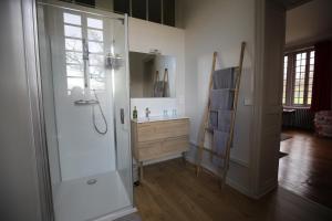 W łazience znajduje się prysznic ze szklanymi drzwiami. w obiekcie La Sicorie w mieście Saint-Germain-le-Guillaume