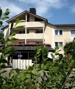 ein Gebäude mit einem weißen Zaun davor in der Unterkunft Best Breakfast - Hotel Justina in Bad Wörishofen