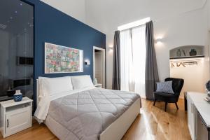 um quarto com uma cama e uma parede azul em I Colori della Puglia Rooms em Trani