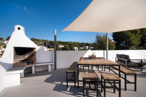 een patio met een tafel en een open haard bij Sara 10 - free WIFI, chill-out, private pool, private tennis court - by Holiday Rentals Villamar in Benissa