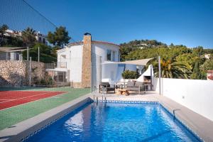 een huis met een zwembad naast een tennisbaan bij Sara 10 - free WIFI, chill-out, private pool, private tennis court - by Holiday Rentals Villamar in Benissa