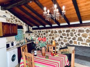 Kuchyň nebo kuchyňský kout v ubytování Ermones Emerald Villa