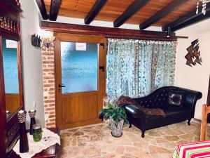 Posezení v ubytování Ermones Emerald Villa