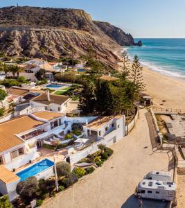 an aerial view of a house and the beach at Casa Bom Porto in Luz