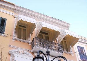 un edificio con un balcón en el lateral. en B&b Vittorio Emanuele II en Foggia