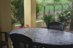una mesa con 2 sillas y una mesa azul en Deiana's Apartment - Cardedu Beachside, en Cardedu