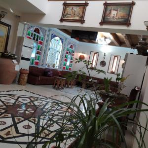 sala de estar con sofá y mesa en Devon Begi Heritage Hotel, en Bukhara