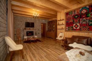 uma sala de estar com um sofá e uma lareira em OLD HOUSE em Shkodër