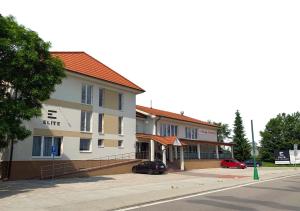ein Gebäude mit einem davor geparkt in der Unterkunft ELITE HOTEL Nová Dubnica in Nová Dubnica