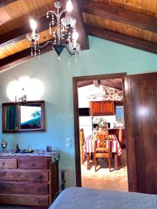 - une chambre avec un miroir et une salle à manger dans l'établissement Ermones Emerald Villa, à Vátos
