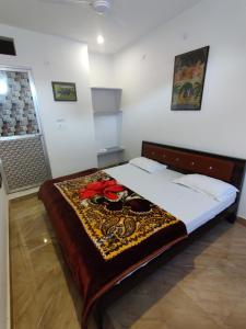 Un dormitorio con una cama con una manta. en Varah Square Guest House, en Pushkar