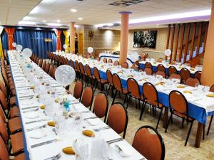 A restaurant or other place to eat at Hostal Restaurante El Surtidor