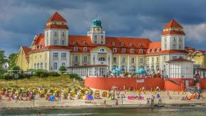 un gran edificio con una playa frente a él en Fewo Kasch, en Binz