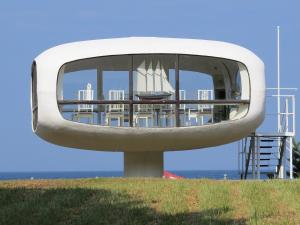 een ronde spiegel met daarin de weerspiegeling van een boot bij Fewo Kasch in Binz
