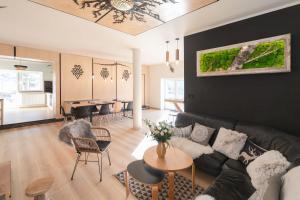 sala de estar con sofá y mesa en Folkowy Dom dla 14 osób z sauną i grillowiskiem - Dream Apart en Szczyrk