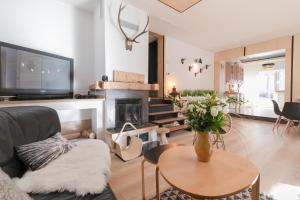 Una sala de estar con un sofá y una chimenea. en Folkowy Dom dla 14 osób z sauną i grillowiskiem - Dream Apart, en Szczyrk