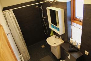 Koupelna v ubytování Egilsstaðir 1 Guesthouse + 13 fotografií