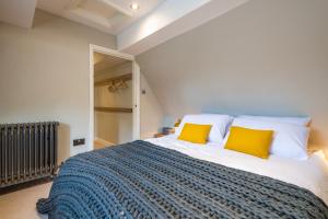 Ένα ή περισσότερα κρεβάτια σε δωμάτιο στο Number 6 Stamford - Boutique Grade II Listed Townhouse