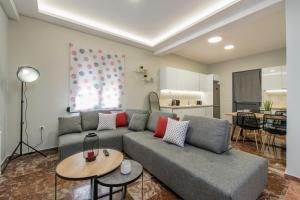 uma sala de estar com um sofá e uma mesa em Bright & Stunning Flat in the City Centre em Zakynthos