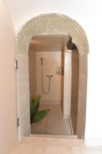 een badkamer met een douche en een tegelwand bij Casa Mia in Antibes