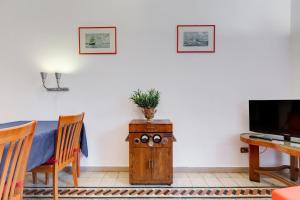 een woonkamer met een tafel en een televisie bij Appartamento con 3 camere da letto e 2 bagni vicino al Vaticano in Rome