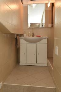 een badkamer met een wastafel en een spiegel bij Casa Mia in Antibes