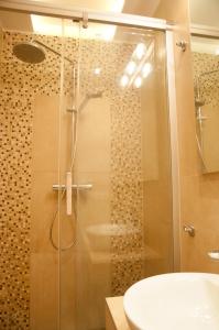 y baño con ducha, lavabo y aseo. en Apartament Turoszowska, en Łódź