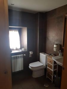 Un baño con un inodoro blanco y un lavabo. en Casa Rural Laguna Negra, en Vinuesa 13 fotos más