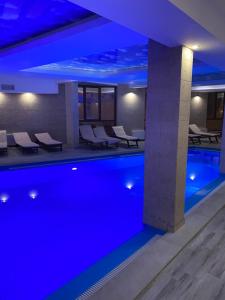 basen z niebieskim oświetleniem w hotelu w obiekcie Mount Apartments Milmari w mieście Kopaonik