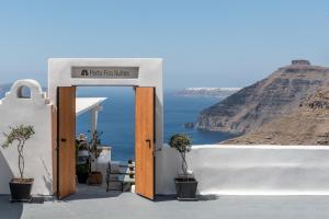 una puerta a un hotel con vistas al océano en Porto Fira Suites en Fira