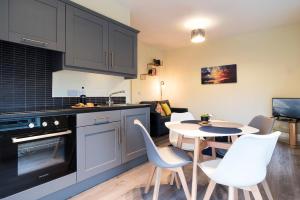 Η κουζίνα ή μικρή κουζίνα στο Blue Door Apartments