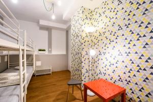 um quarto com beliches e uma mesa vermelha em Tatamka Hostel em Varsóvia