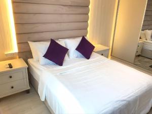 Кровать или кровати в номере Karia Plus City Apartments