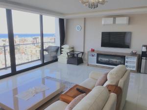 Телевизор и/или развлекательный центр в Karia Plus City Apartments