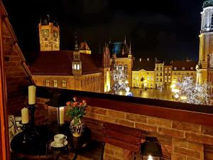 widok na miasto w nocy z lampkami świątecznymi w obiekcie Apartamenty Molus na Rynku Staromiejskim w Toruniu