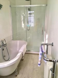 Et badeværelse på Lyme Regis renovated period seaside flat