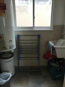 baño con lavabo y ventana en Mar del plata departamento 4 personas en Mar del Plata