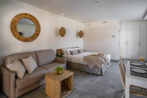 salon z kanapą i łóżkiem w obiekcie Alidreams Carmen Beach Apartamentos w mieście El Campello +37 zdjęć