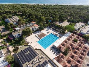 Bazén v ubytování ROBINSON APULIA - All Inclusive nebo v jeho okolí